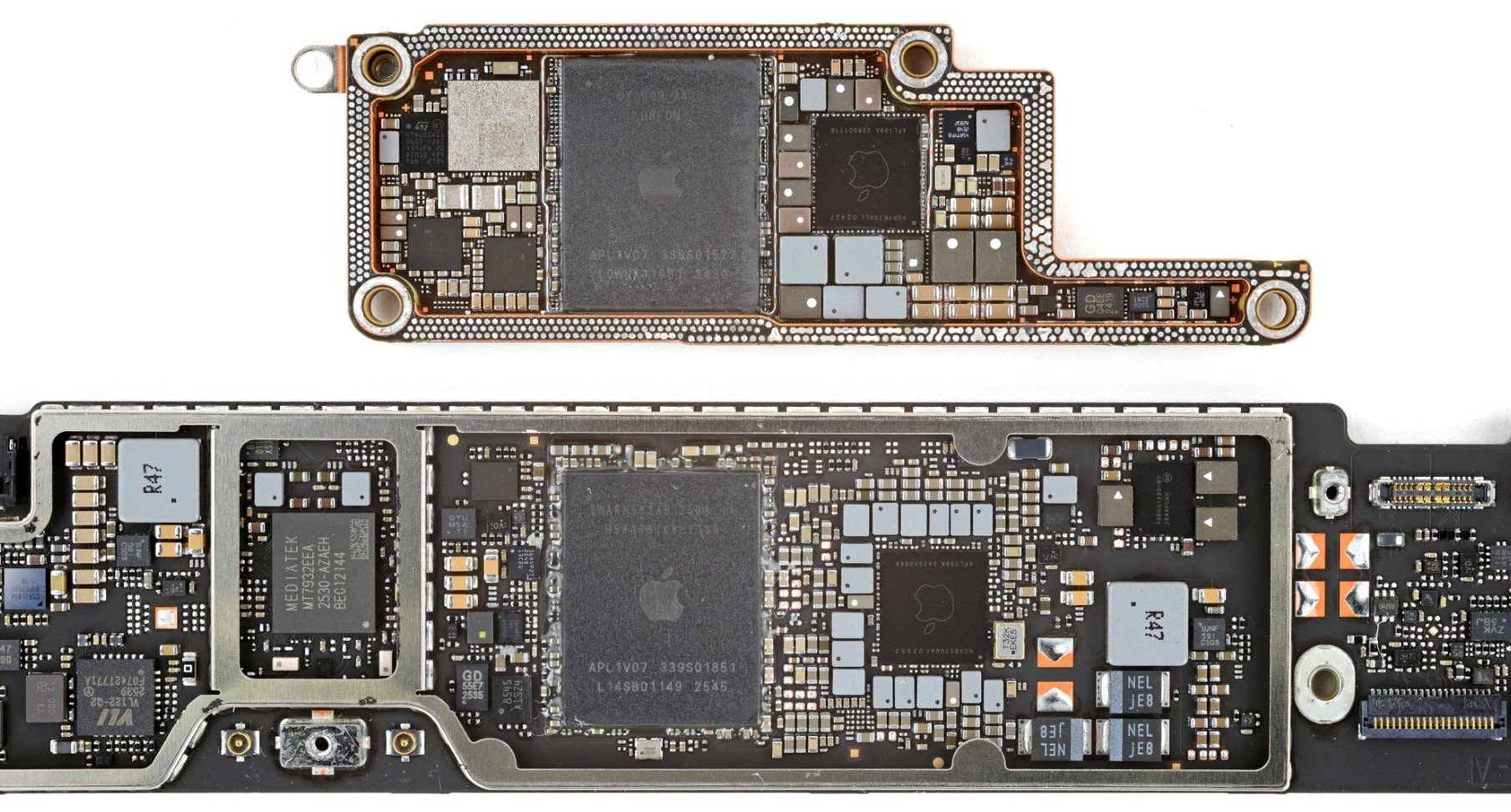 La carte mère d'un iPhone 16 Pro, en haut, comparée à celle d'un MacBook Neo. Et au centre ? La puce A18 Pro. © iFixit