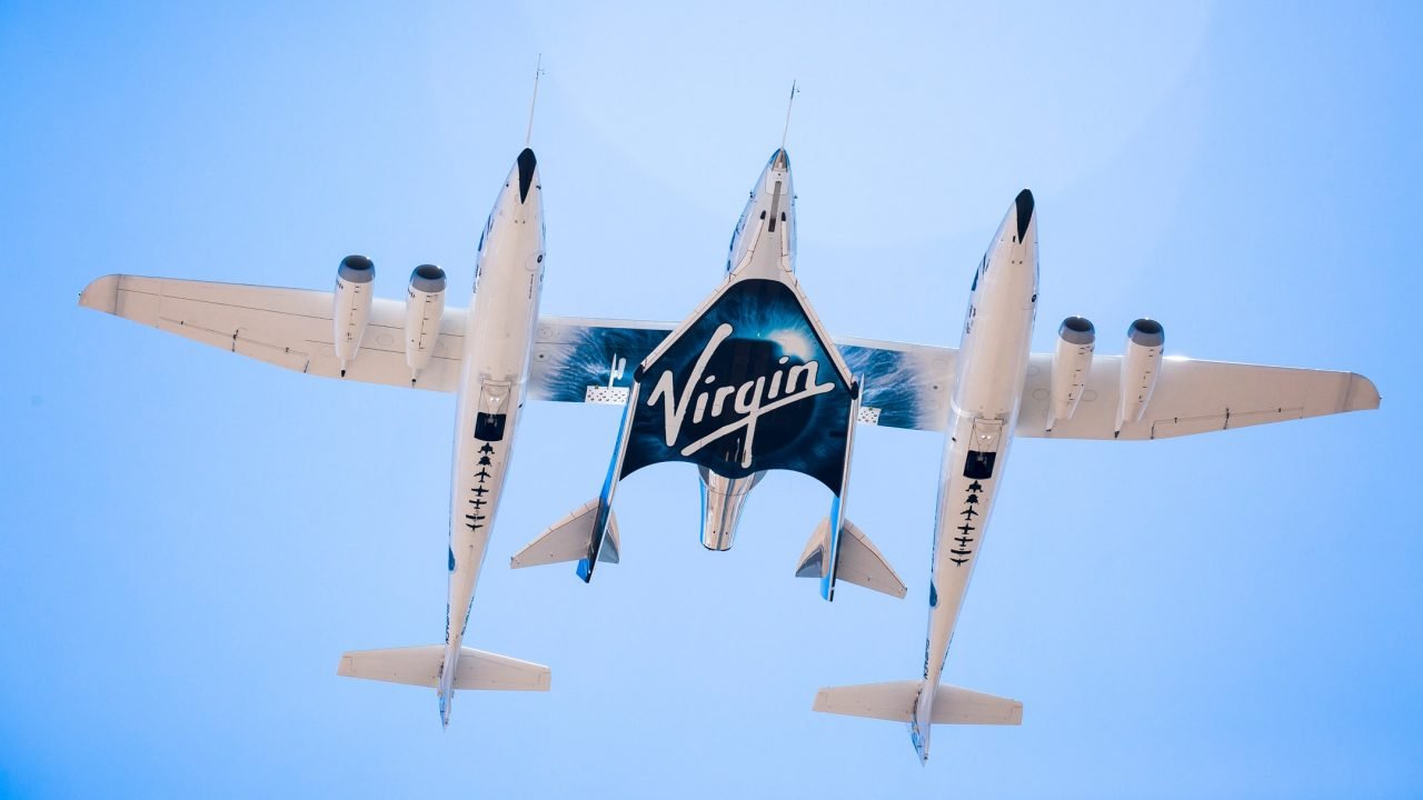 L'avion porteur VMS Eve avec, sous sa poutre centrale, l'avion-fusée VSS Unity © Virgin Galactic