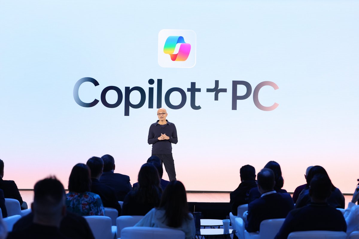 Satya Nadella, P.-D.G. de Microsoft, lors de la présentation de Copilot+ PC. © Microsoft