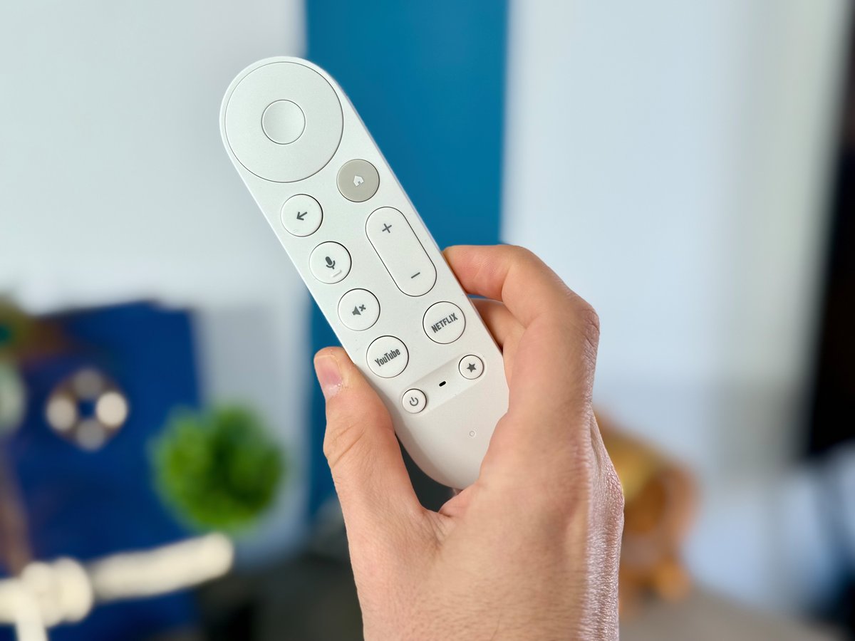 La télécommande du Google TV Streamer © Mathieu Grumiaux pour Clubic