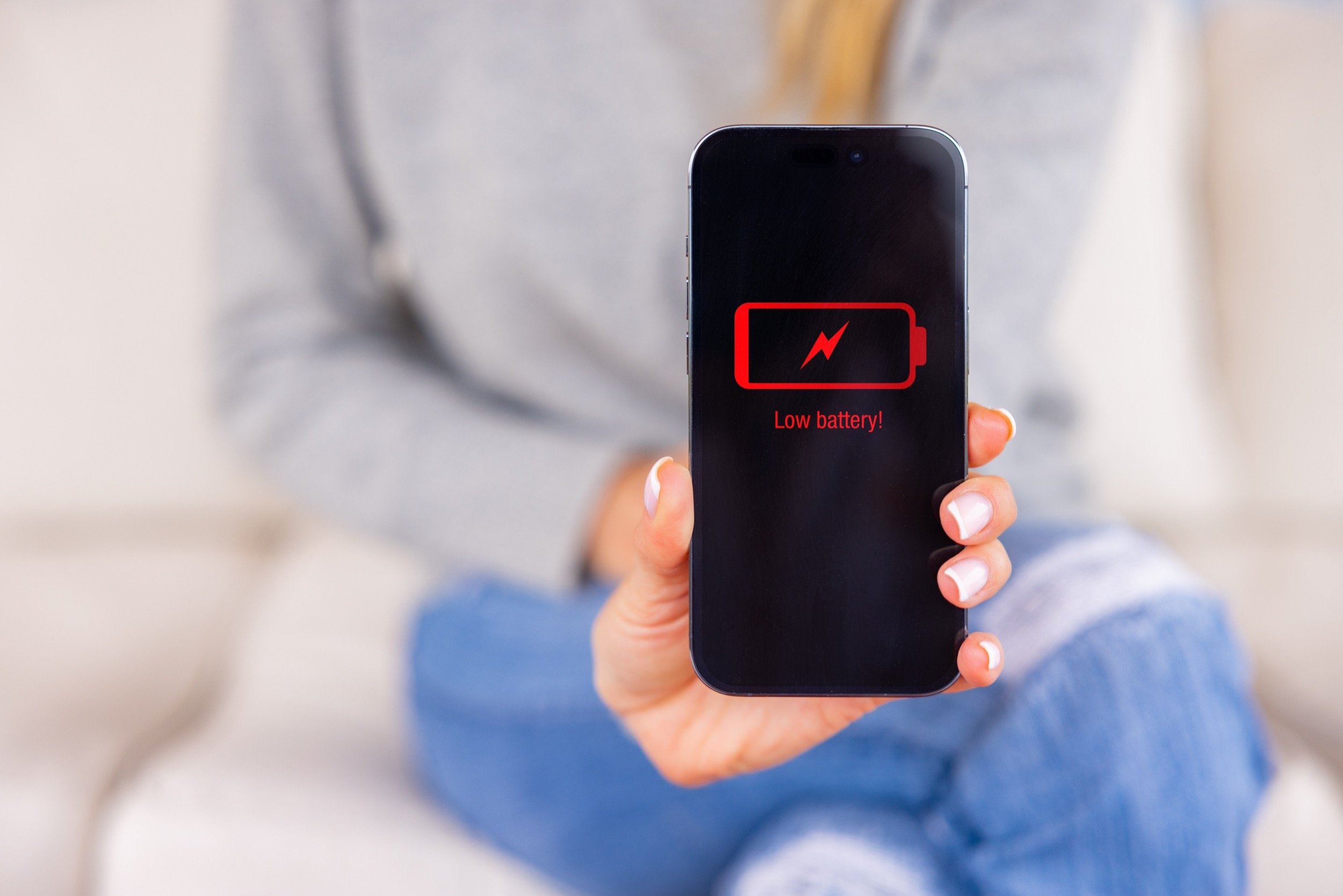 En plus de dégrader les performances et de déclencher des CAPTCHA en série sur les portails sécurisés, un VPN actif en permanence peut aussi avoir une incidence sur l'autonomie de votre smartphone. © Kaspars Grinvalds / Shutterstock