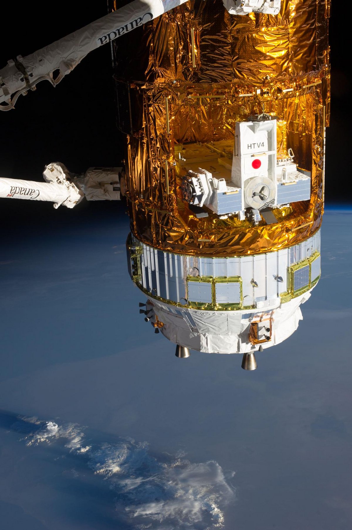 Le cargo HTV-4 accroché par le bras Canadarm2 de la station spatiale internationale. Crédits NASA