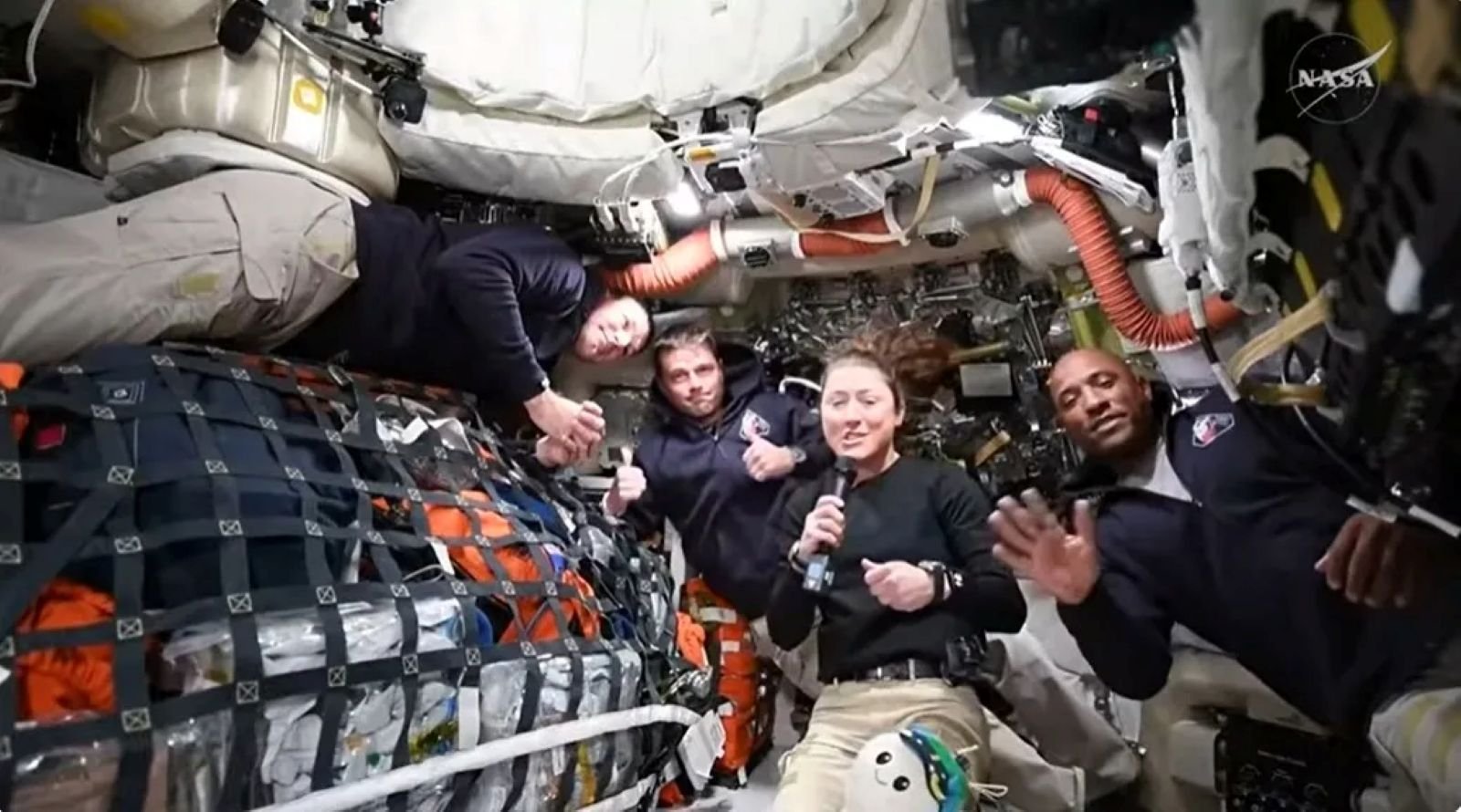 Les membres d'équipage d'Artemis II, Jeremy Hansen, Reid Wiseman, Christina Koch et Victor Glover, répondent aux questions des journalistes lors de la première liaison descendante de leur mission - ©NASA