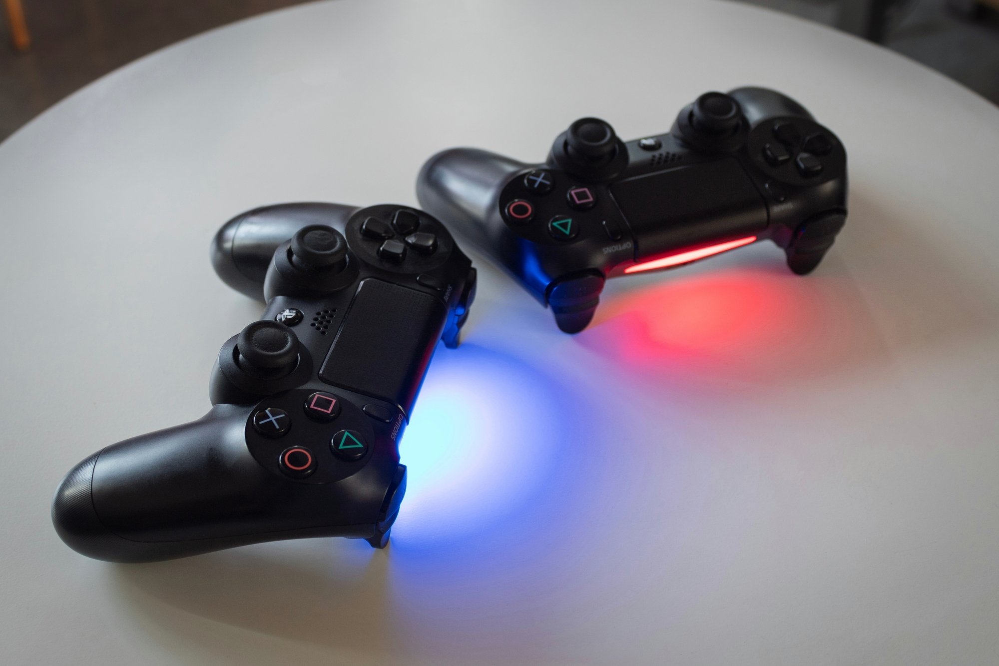 Manettes de PS4 © Alejo Bernal / Shutterstock.com