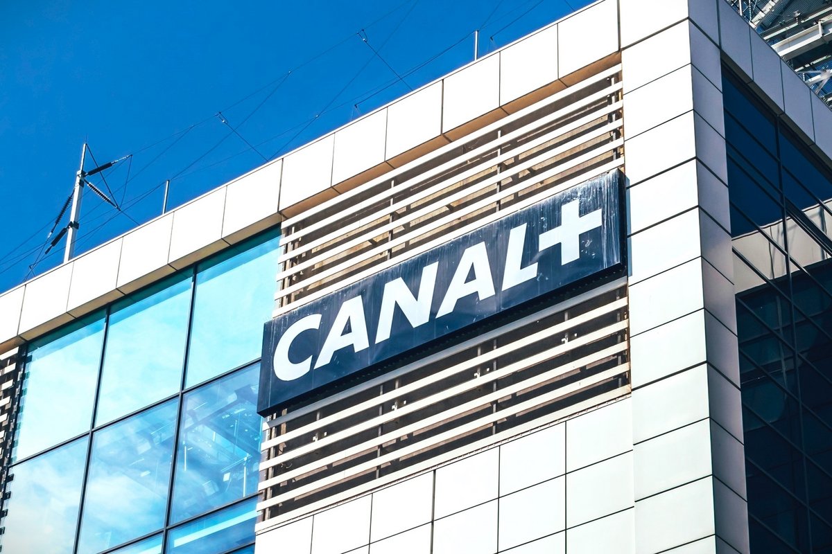 Le logo Canal+ © uslatar / Shutterstock.com