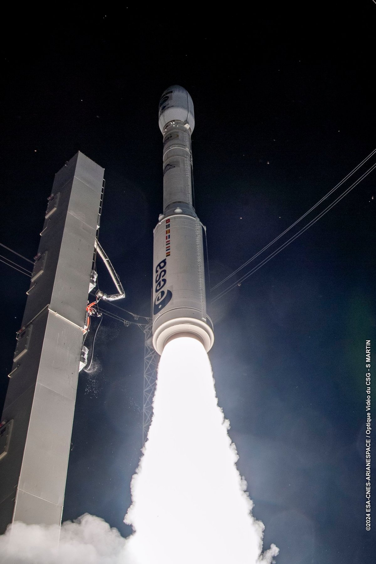 Vega bondit de son site de lancement (heureusement, Vega C aussi), et c'est assez spectaculaire ! © ESA / CNES / CSG / Arianespace / S.Martin