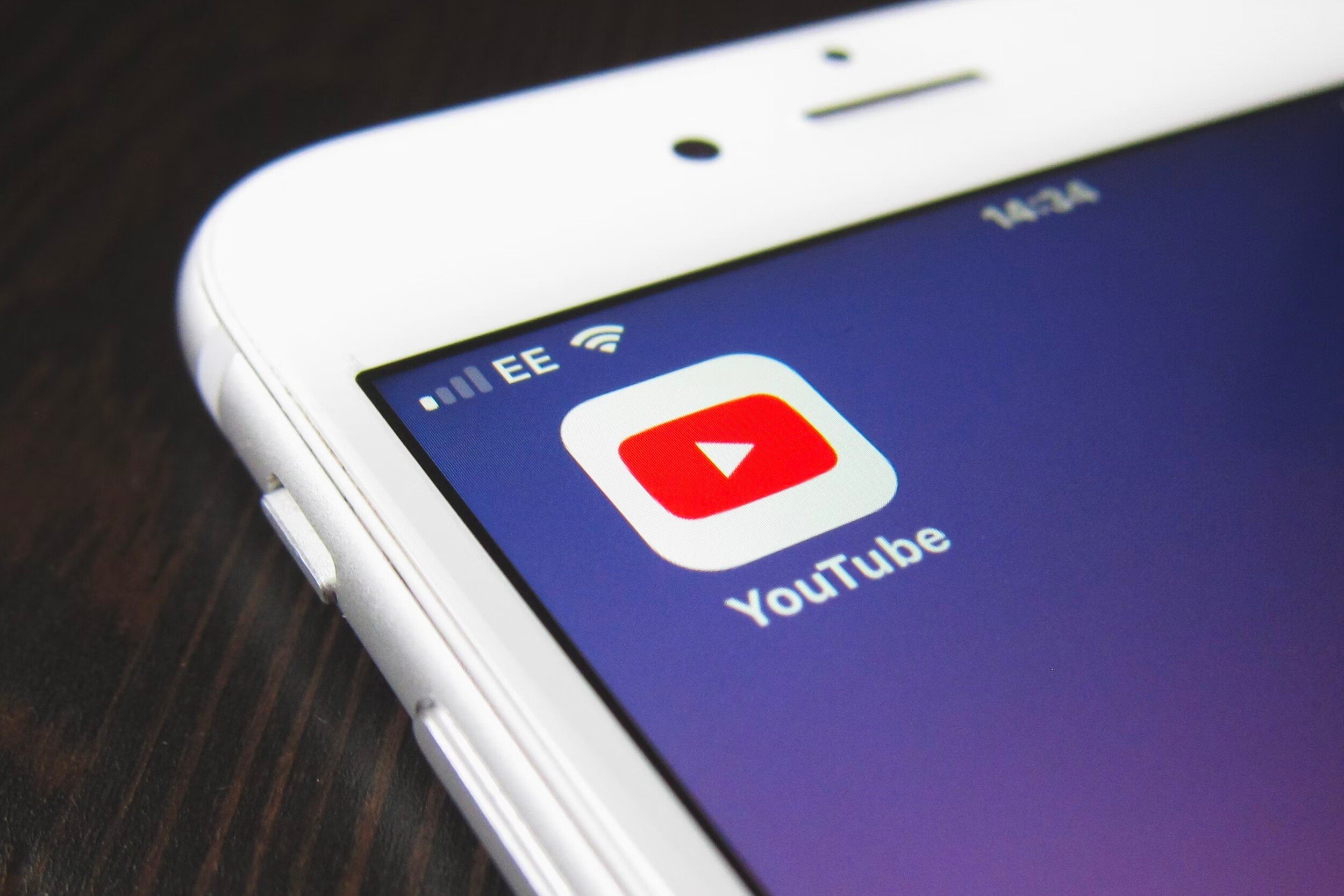 L'application YouTube apparaît sur un iPhone © photosince / Shutterstock.com