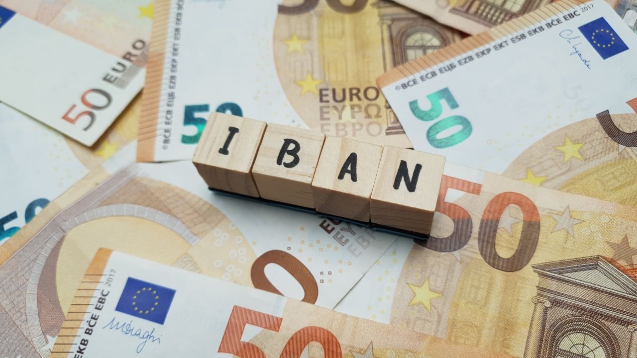 Munis de votre nom, adresse et IBAN, des escrocs ont tout ce dont ils ont besoin pour vous faire croire qu'ils sont votre banque ou la DGFiP afin de vous soutirer codes ou numéro de carte - ©xsprtd / Shutterstock