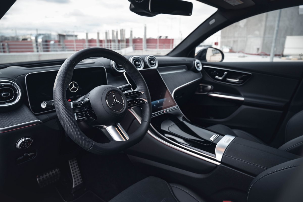 L'intérieur d'un véhicule Mercedes-Benz © Gabriel Nica / Shutterstock