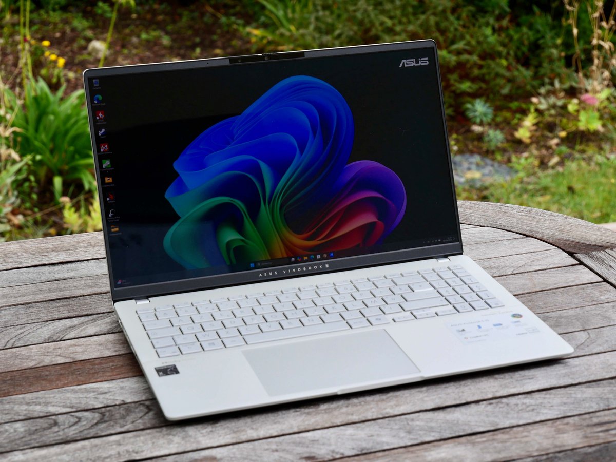 L'ASUS Vivobook S15 OLED sous Snapdragon X Plus // © Nathan Le Gohlisse pour Clubic