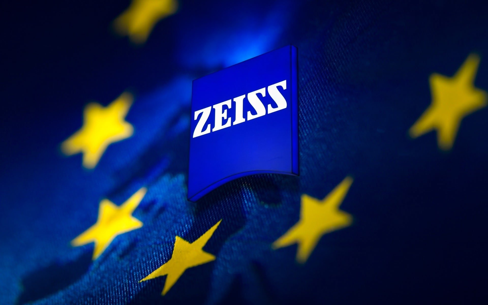 Zeiss fabrique probablement les verres aux travers desquels vous lisez ces lignes. L'entreprise fabrique aussi du matériel indispensable aux machines les plus sophistiquées de la planète. © Naïm Bada/Canva
