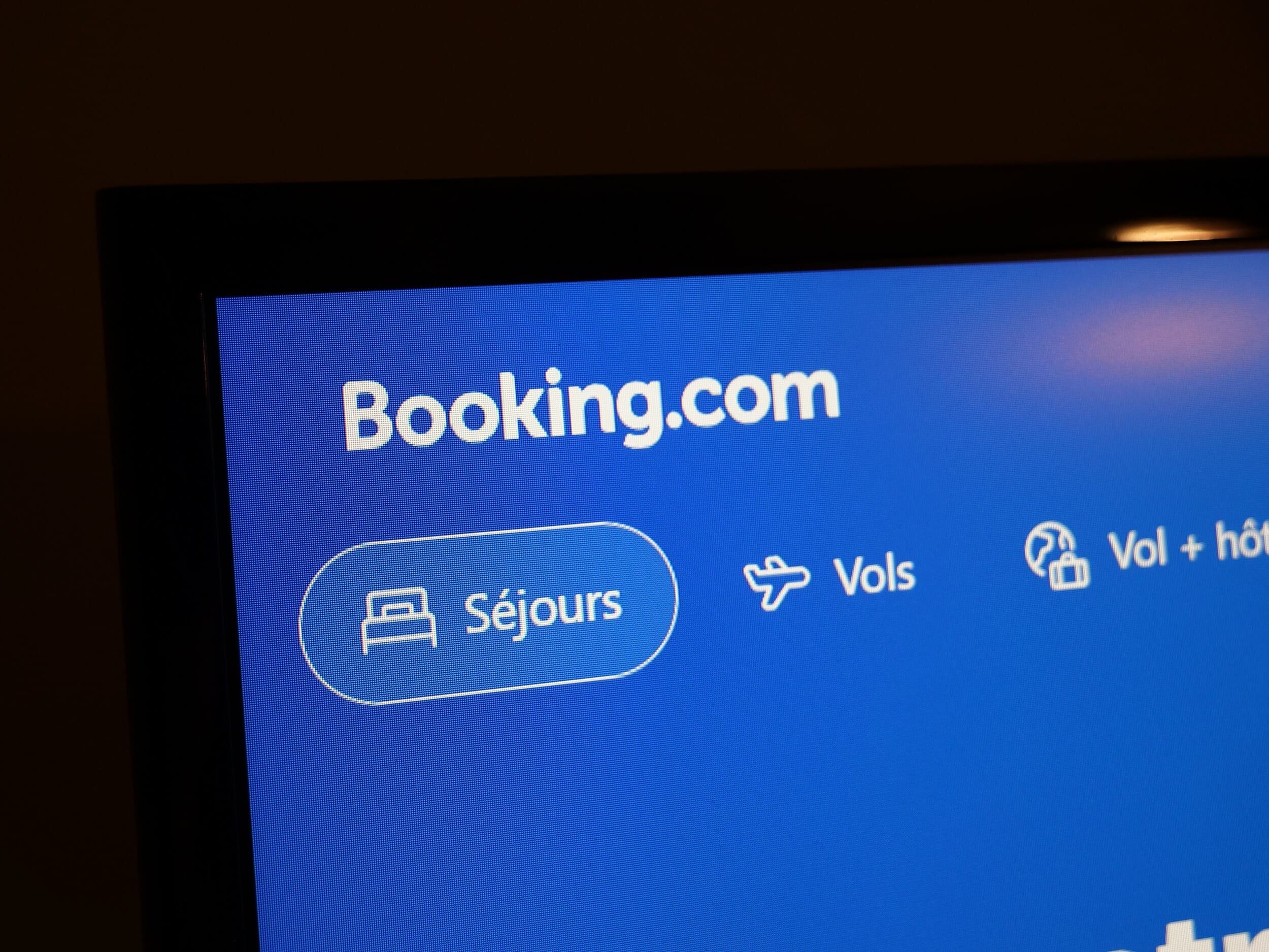 Une fraude massive cible les clients Booking.com via des hôtels piratés. © Alexandre Boero / Clubic