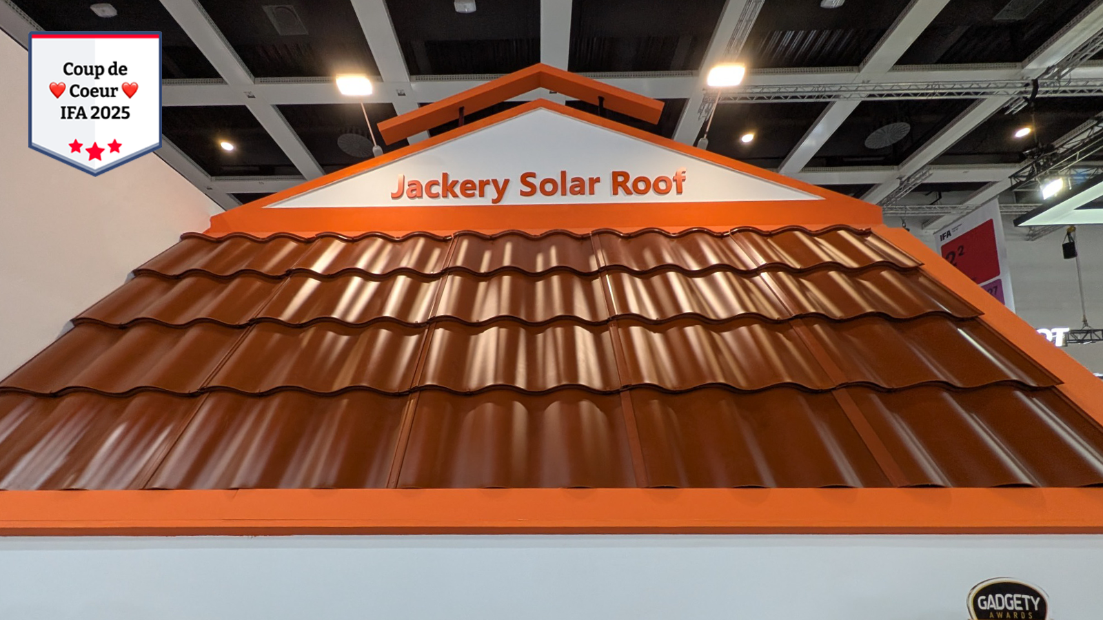 Les tuiles de ce toit ne sont pas en terre cuite, mais un assemblage de plusieurs panneaux solaires ondulés. ©Nicolas Guyot pour Clubic