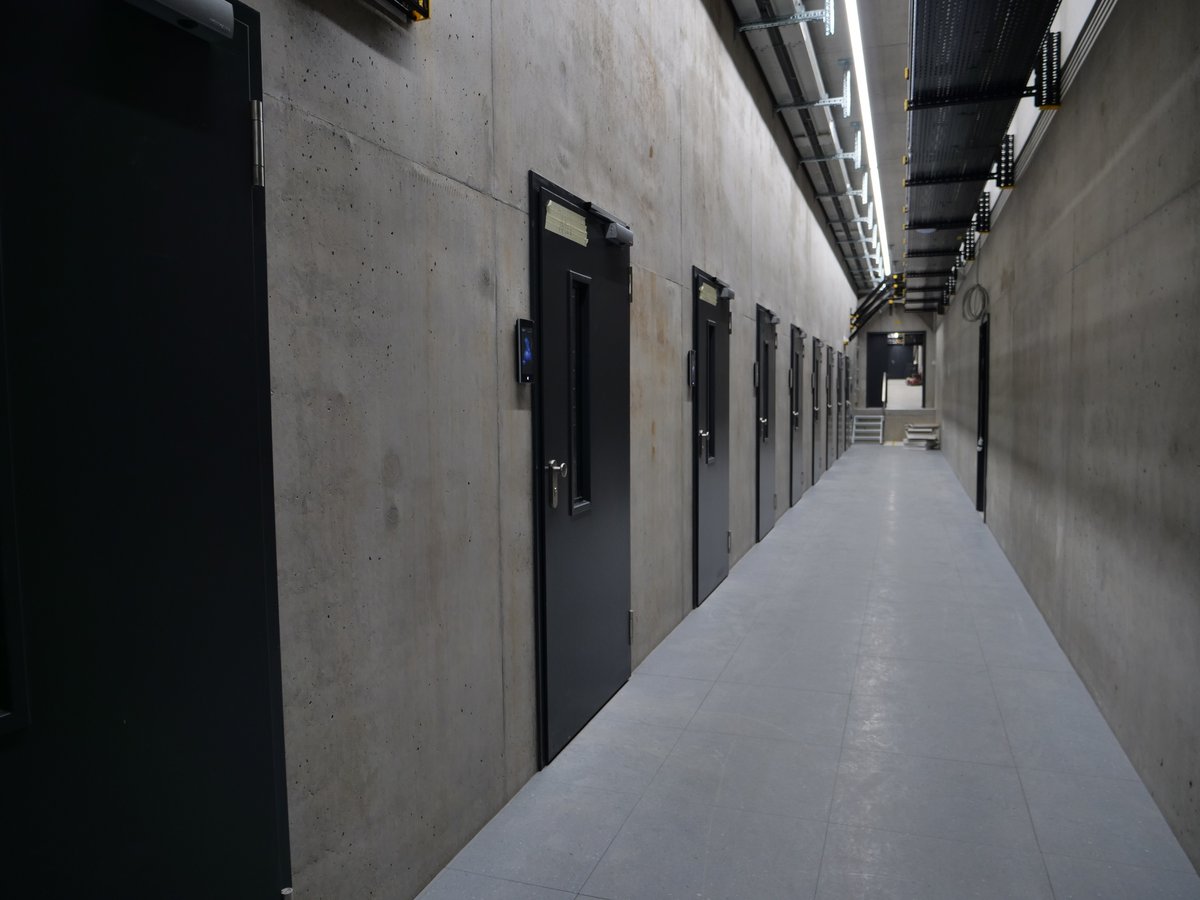 Le couloir qui relie toutes les pièces du data center © Alexandre Boero / Clubic