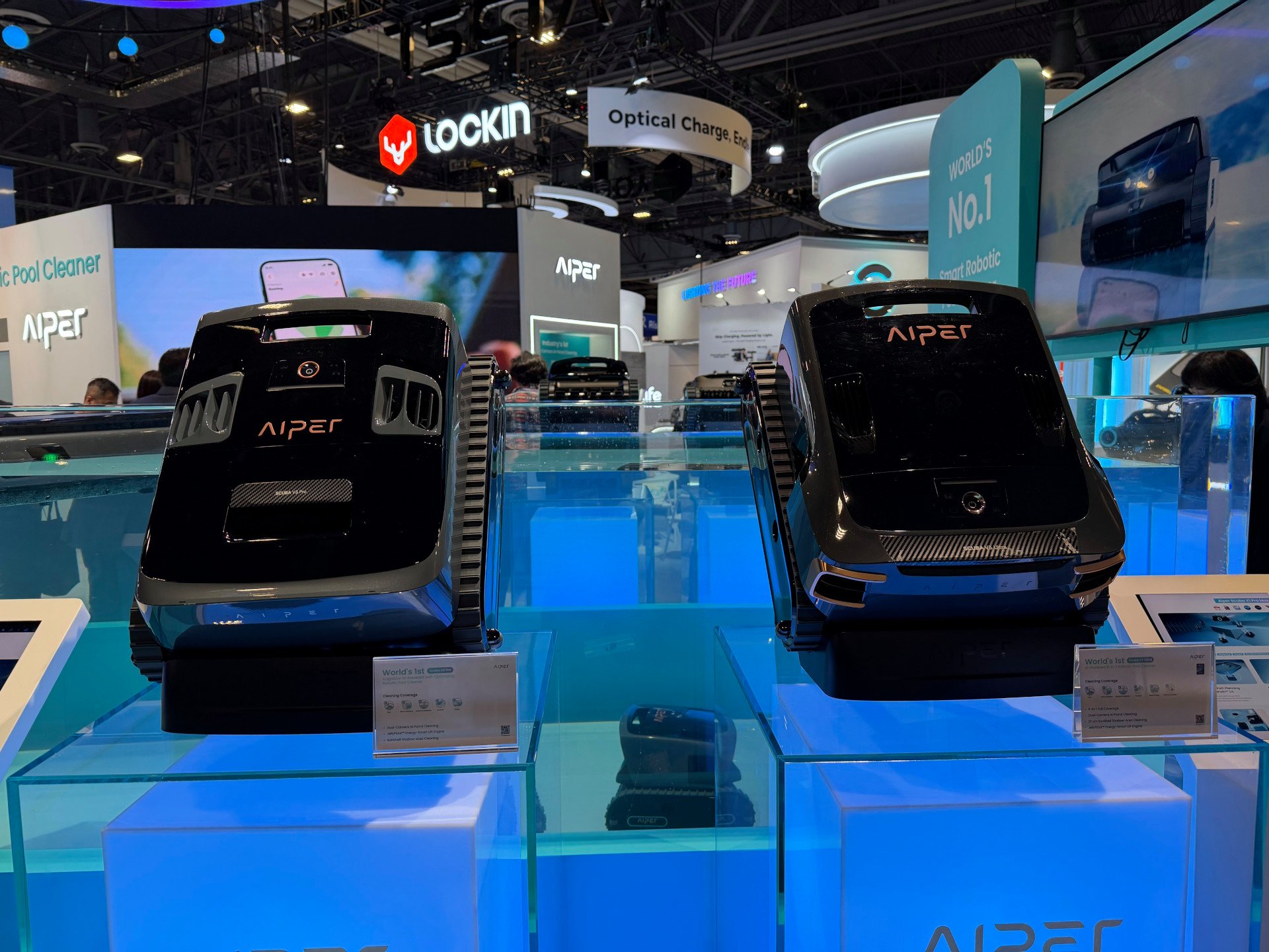 À gauche, le nouveau robot de piscine Scuba V3 Pro et, à droite, la version Ultra. ©Mathieu Grumiaux pour Clubic