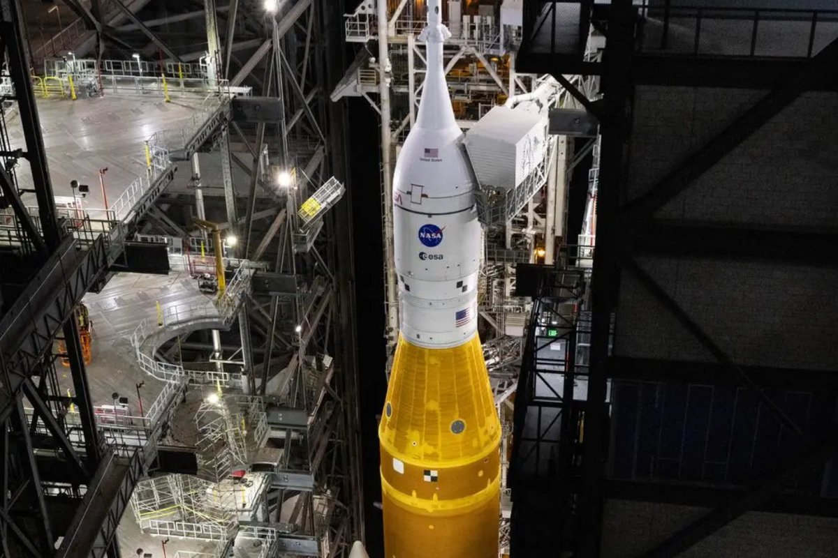 Le SLS dans son véhicule d'assemblage. ©NASA