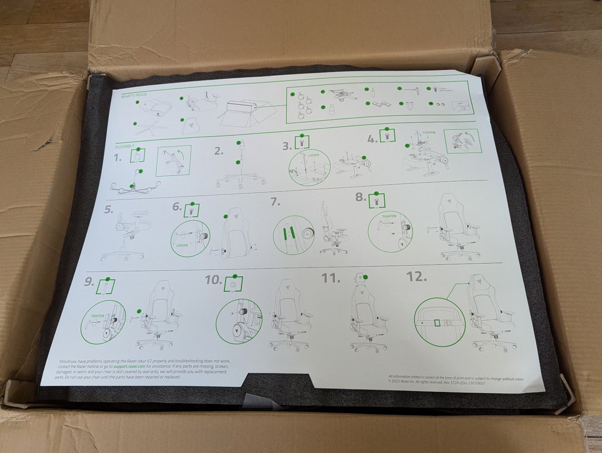 Au dos du poster vert, on retrouve les instructions de montage du siège. ©️ Nicolas Guyot pour Clubic