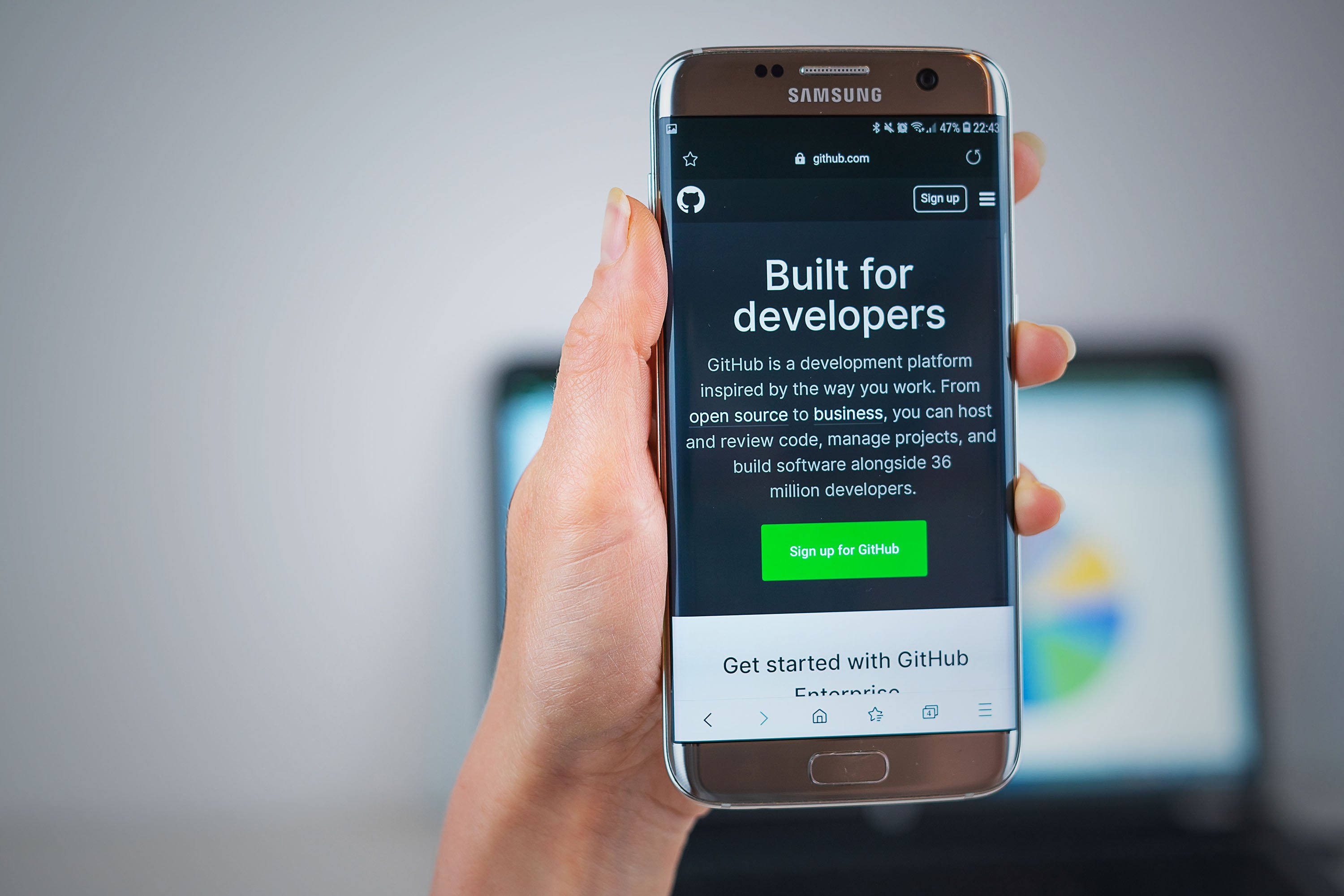 Les hackers peuvent attacher leurs malwares à n'importe quel dépôt © VideoBCN / Shutterstock