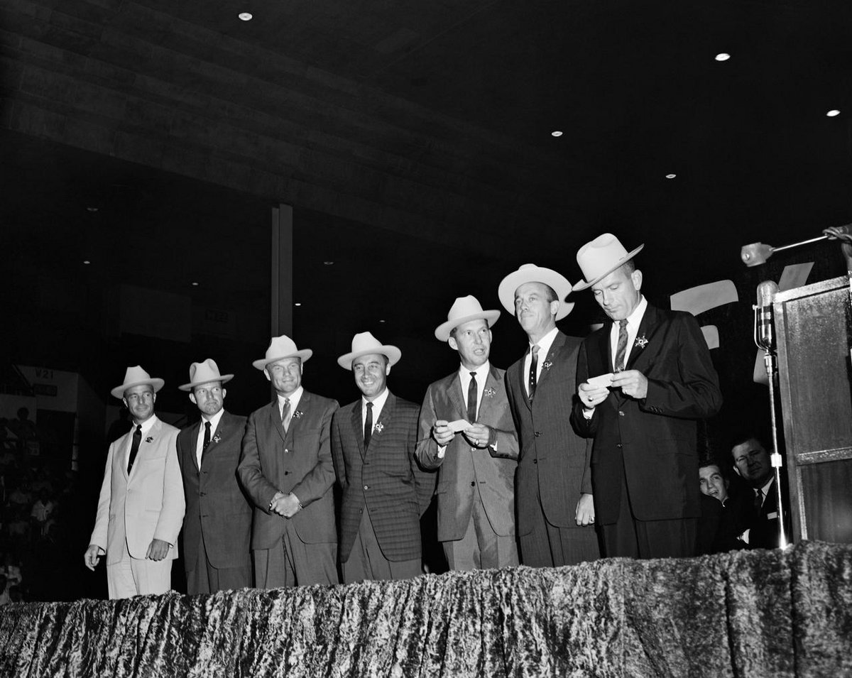 Constatant leur appel auprès du public, la NASA a beaucoup fait voyager ses Mercury Seven. Ici au Texas, avec les chapeaux adéquats © NASA