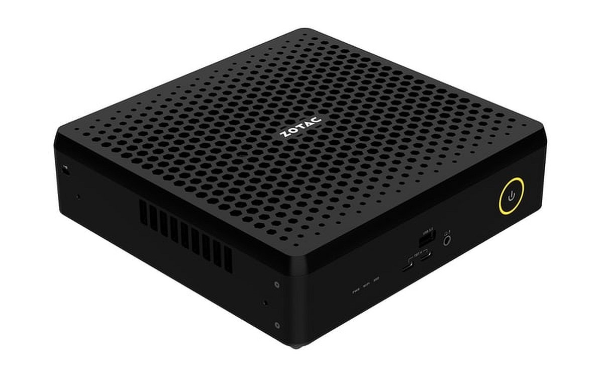 Comme la plupart des mini-PC, le Magnus peut se fixer au dos d'un moniteur. ©Zotac