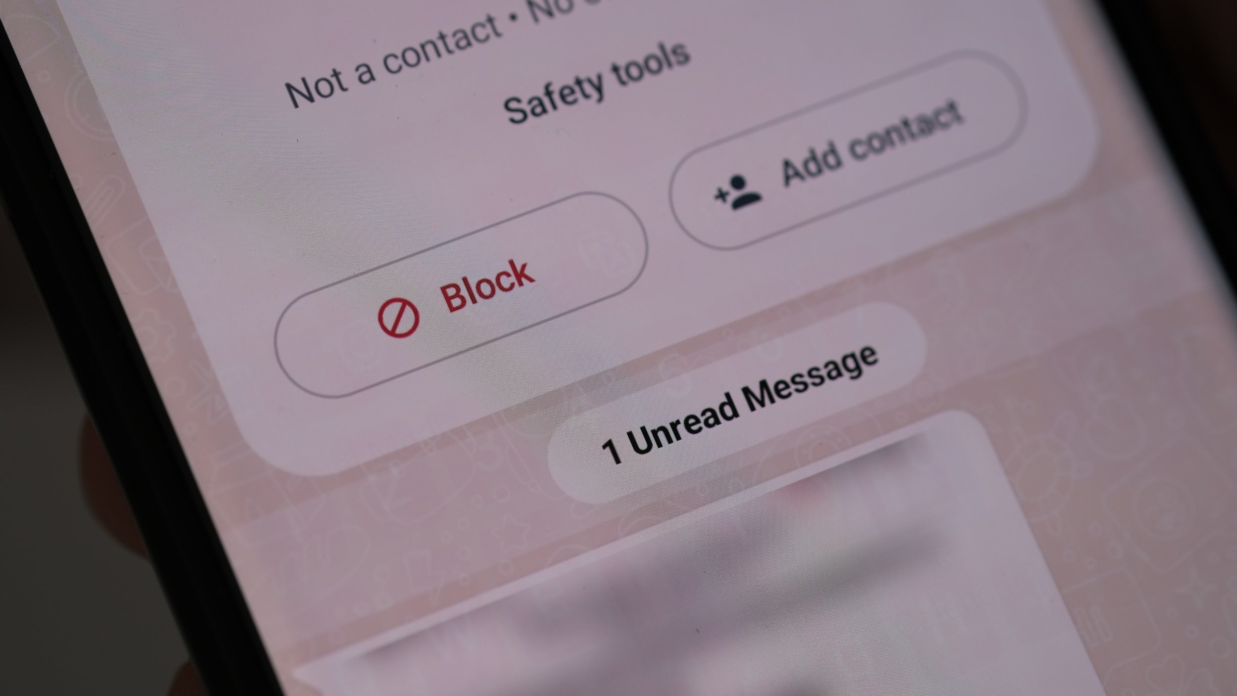 Sans réglage personnalisé, n'importe qui en possession de votre numéro de téléphone peut accéder à vos nom et photo de profil WhatsApp © wisely / Shutterstock