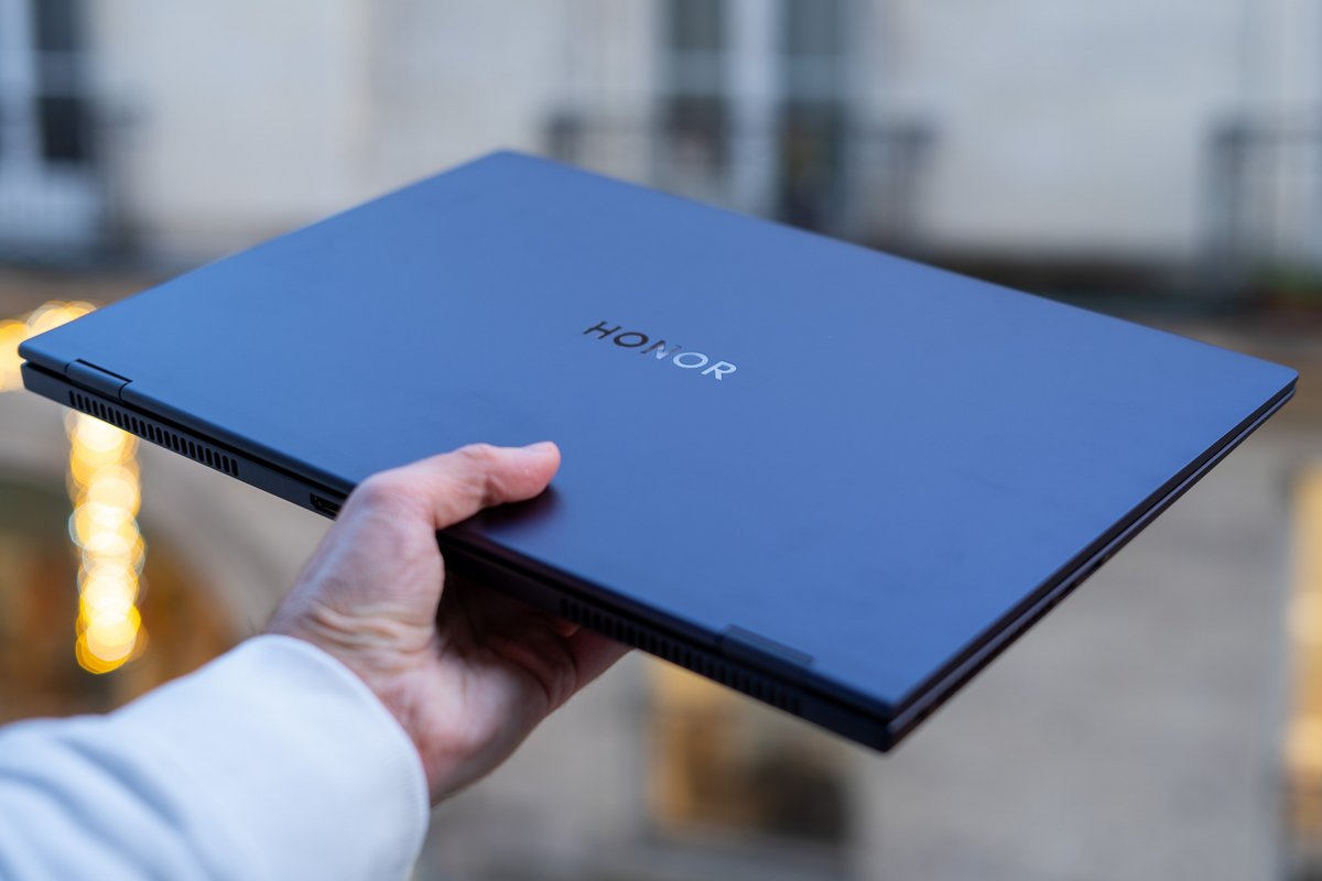 Le MagicBook Pro 16 est plutôt facile à transporter pour un 16 pouces © Nathan Le Gohlisse pour Clubic