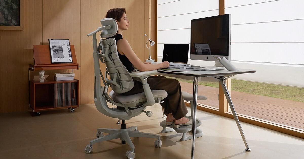 Pensée pour bouger avec le corps plutôt que le contraindre, l’Omni combine un dossier à panneaux flexibles, des articulations synchronisées et des modes d’inclinaison dédiés afin de réduire la fatigue sur de longues sessions de travail ou de jeu. © Libernovo