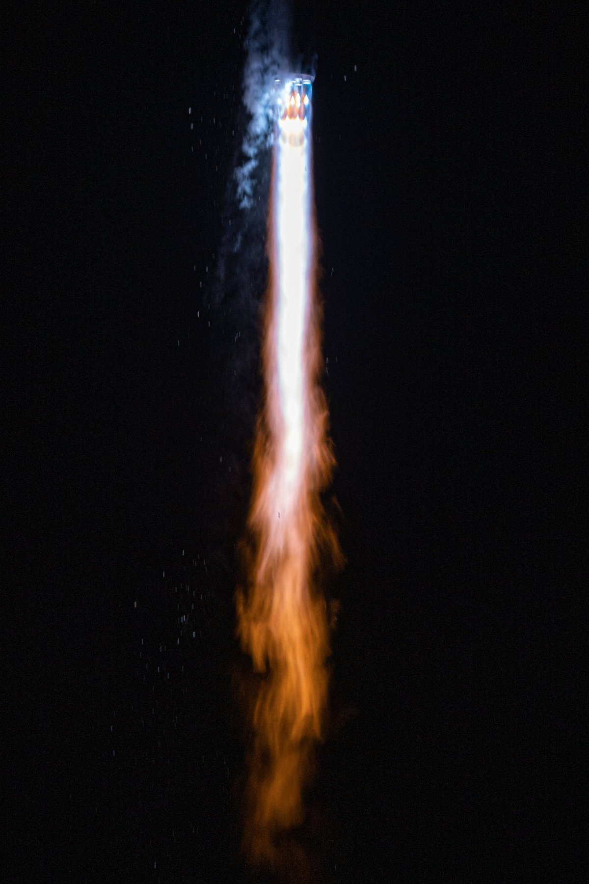 Les flammes bleues de Terran 1, propulsé au méthane-oxygène liquide © Relativity Space