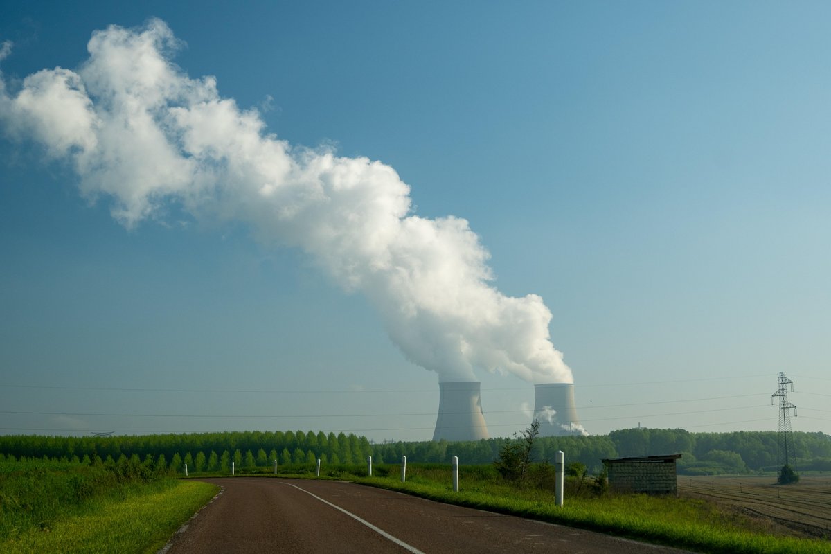 Vue sur les tours de refroidissement d'une centrale nucléaire en France © barmalini / Shutterstock