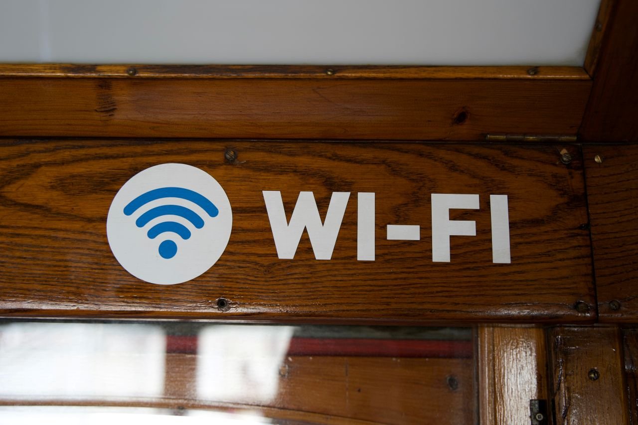 Les Wi-Fi publics sont autant de portes ouvertes aux cyberattaques qu'ignorent souvent les travailleurs nomades - ©Inga Fortuna / Shutterstock
