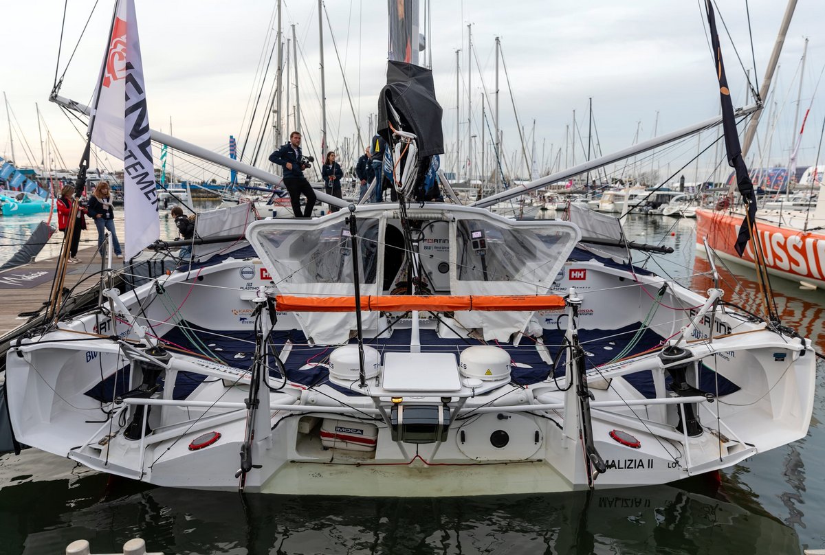 Le bateau de Romain Attanasio (Fortinet - Best Western), avec son antenne Starlink installée à l'arrière © Thomas Pajot / Shutterstock