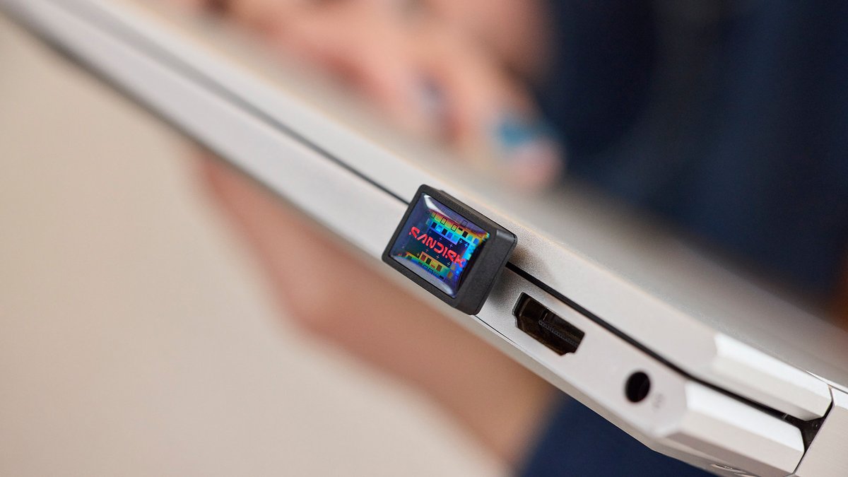 Connectée en USB-C sur un portable, on la remarque à peine. ©Sandisk