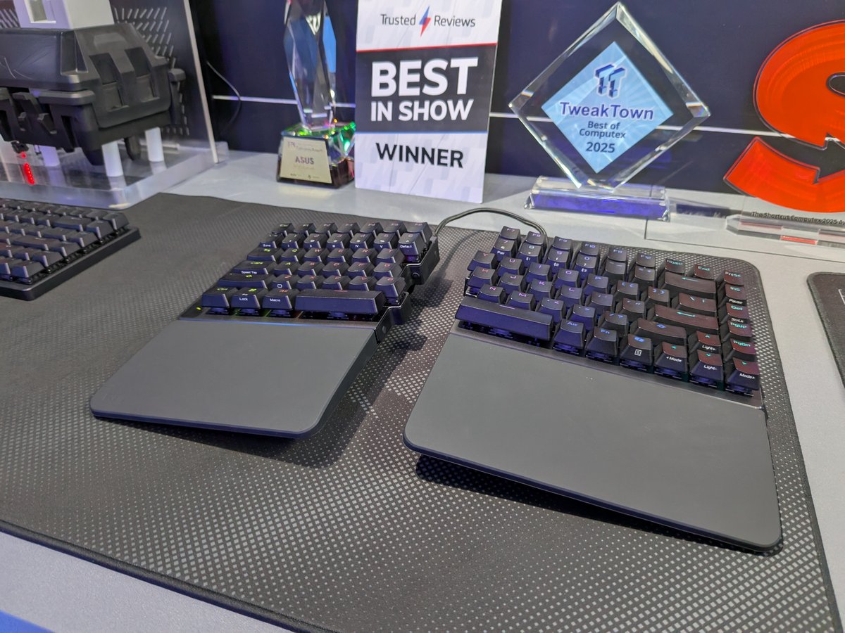 Qui a coupé en deux le clavier Asus ROG Falcata ? ©Nicolas Guyot pour Clubic