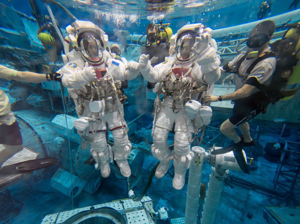 Thomas Pesquet et Luca Parmitano à l'entraînement dans la piscine amércaine NBL à Houston © NASA/ESA