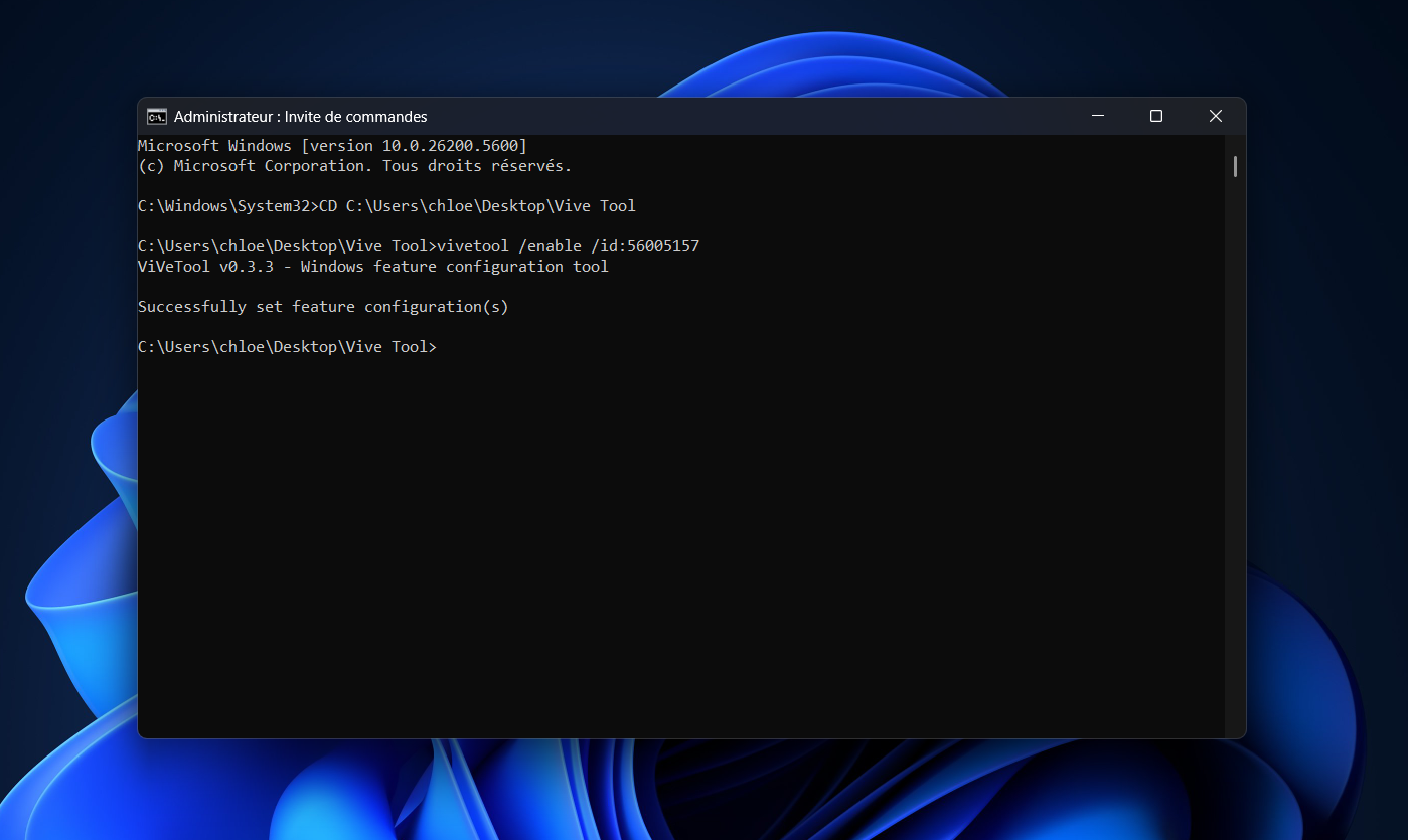 Après avoir ouvert l'invite de commande, changez de répertoire courant pour celui de ViveTool et saisissez la commande d'exécution intégrant le bon ID de fonction cachée. © Clubic