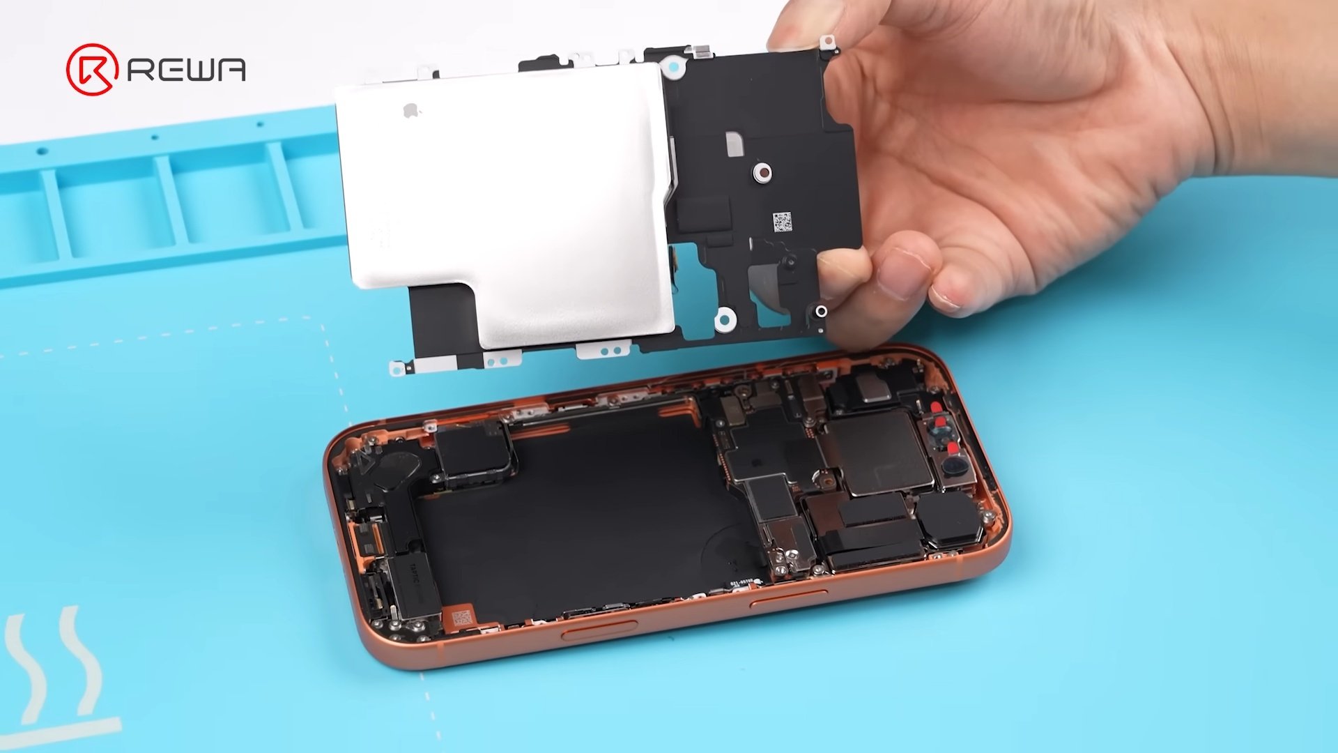 L'extraction de la batterie se fait plus facilement grâce à des languettes mises en surbrillance. © REWA/YouTube