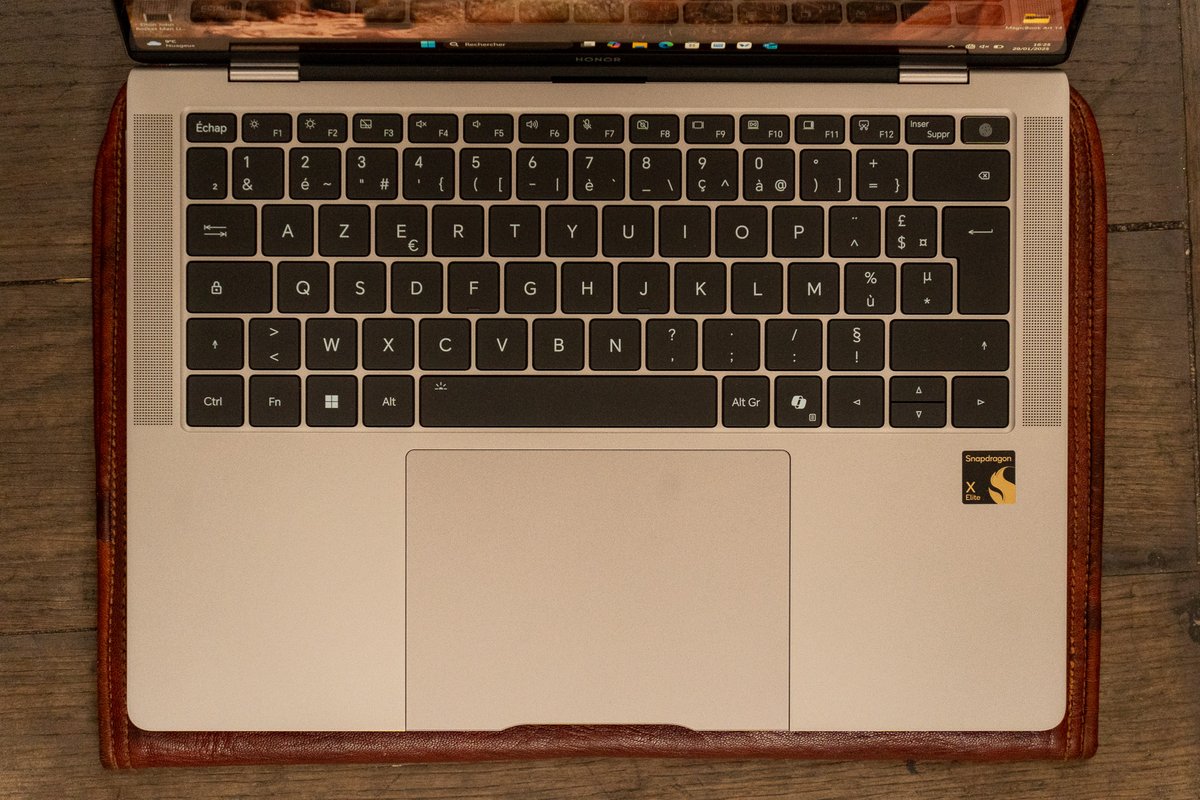 Le duo clavier-trackpad est excellent // © Clubic