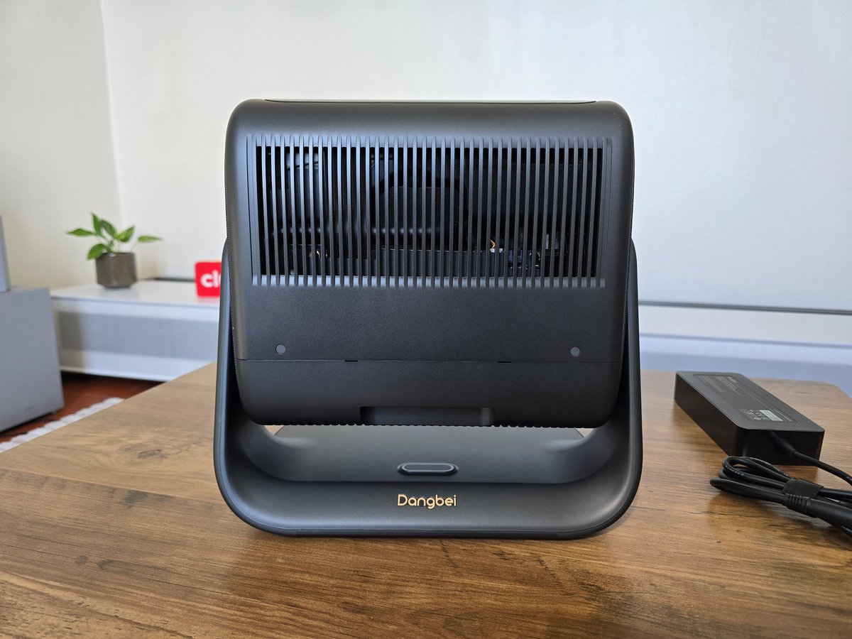 Le MP1 Max et son bloc d'alimentation. Seul un bouton d'allumage subsiste sur le vidéoprojecteur. © Matthieu Legouge