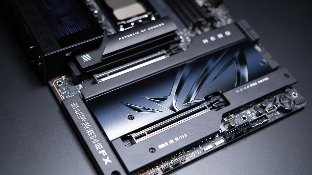 La ROG Crosshair X870E Hero est un monstre de fonctionnalités © ASUS