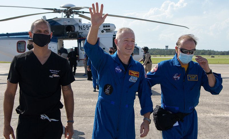 Douglas Hurley sur la terre ferme après un retour en hélicoptère depuis le navire de récupération de SpaceX. Crédits NASA/B. Ingalls