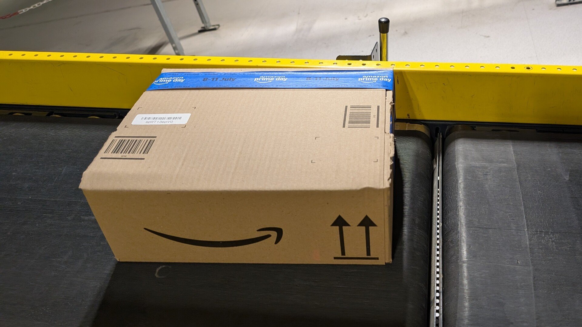 Un colis Amazon sur un tapis de tri logistique. Le e-commerce, en plein essor, est au cœur du nouveau protocole signé entre la Douane et la DGCCRF. © Alexandre Boero / Clubic