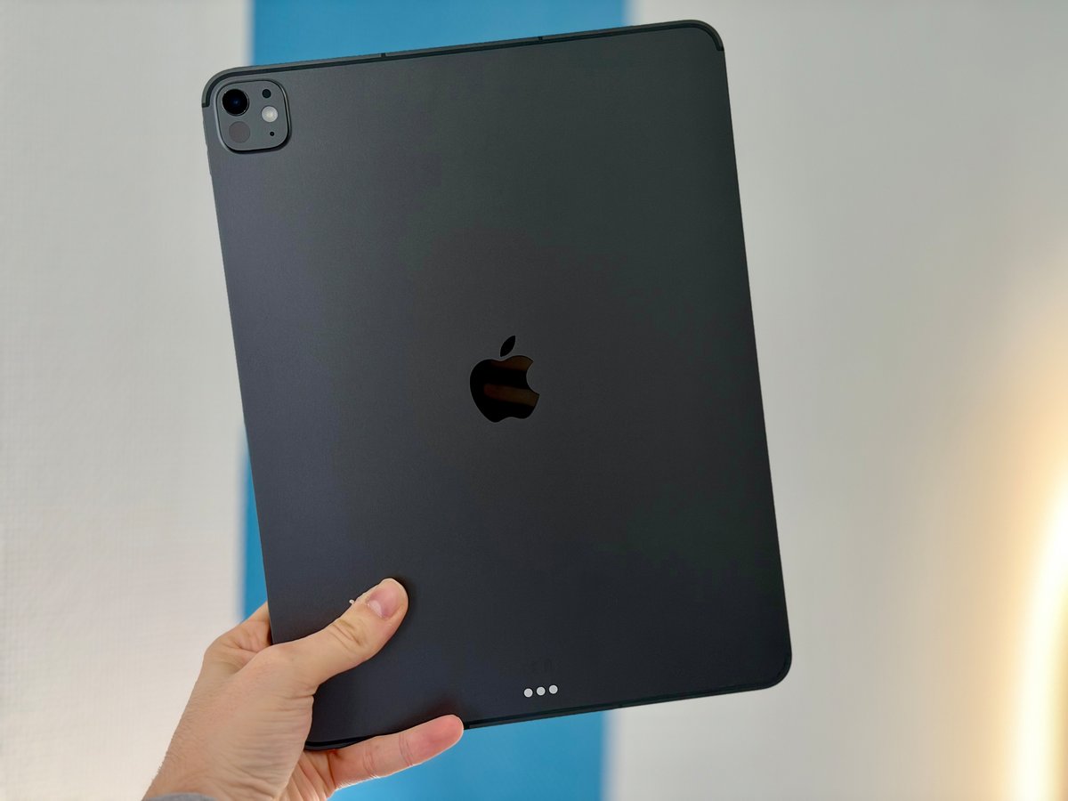 Qui dit modèle 13 pouces dit large batterie pour l'iPad Pro M5 ©Mathieu Grumiaux pour Clubic