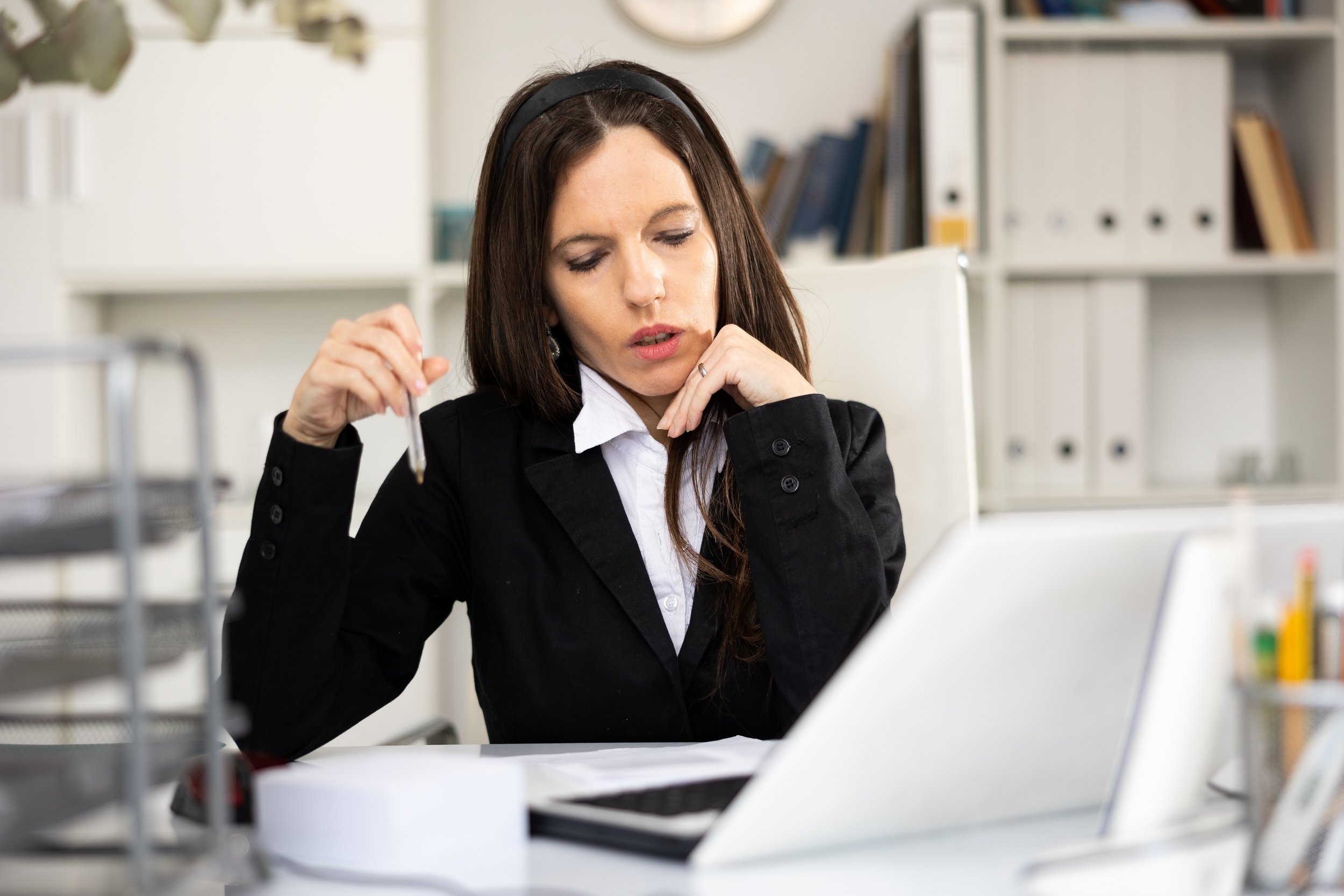 Une femme assise à son bureau de travail © BearFotos / Shutterstock