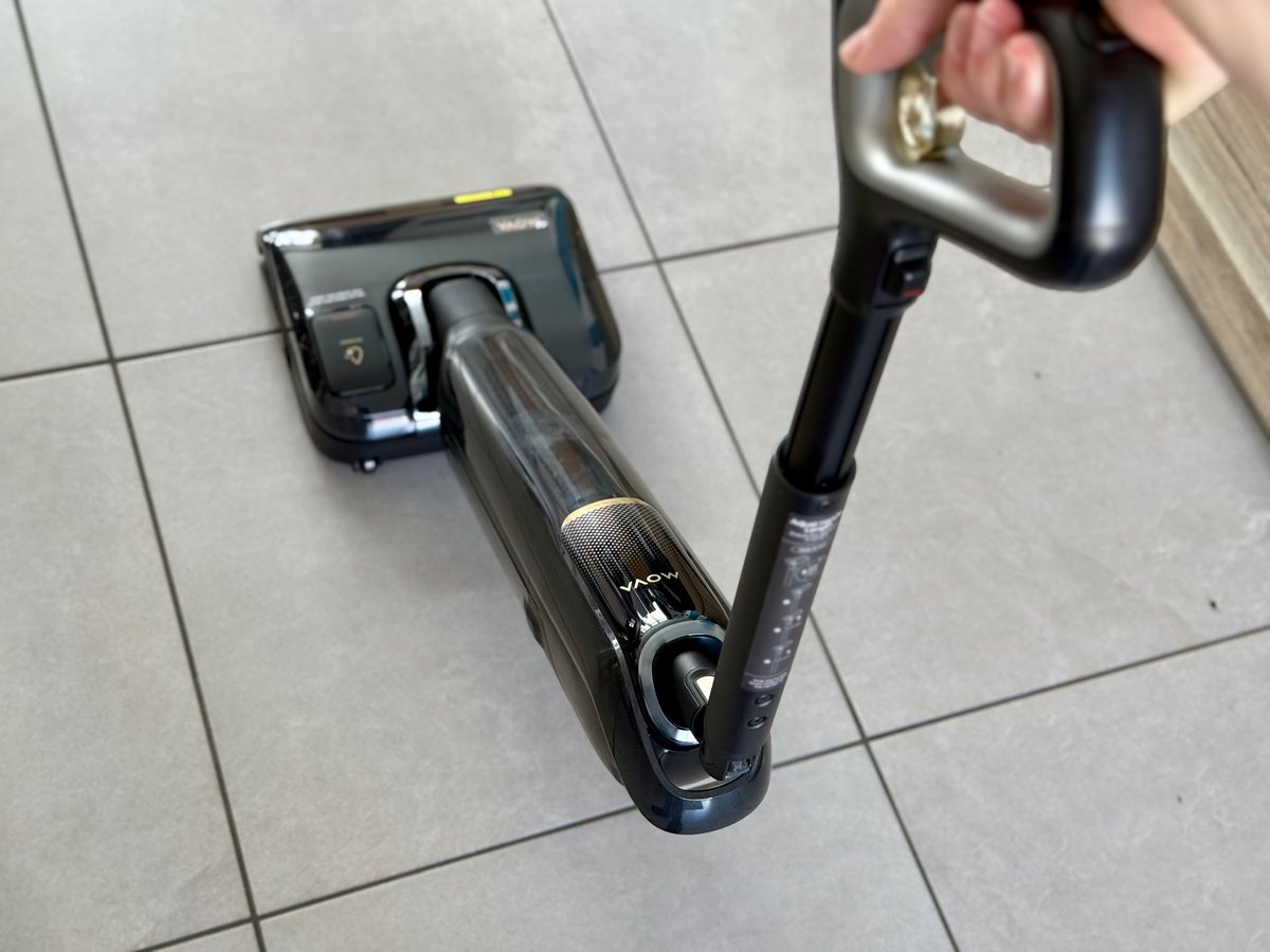 Le manche pliable est bien pratique pour passer sous les meubles ©Mathieu Grumiaux pour Clubic