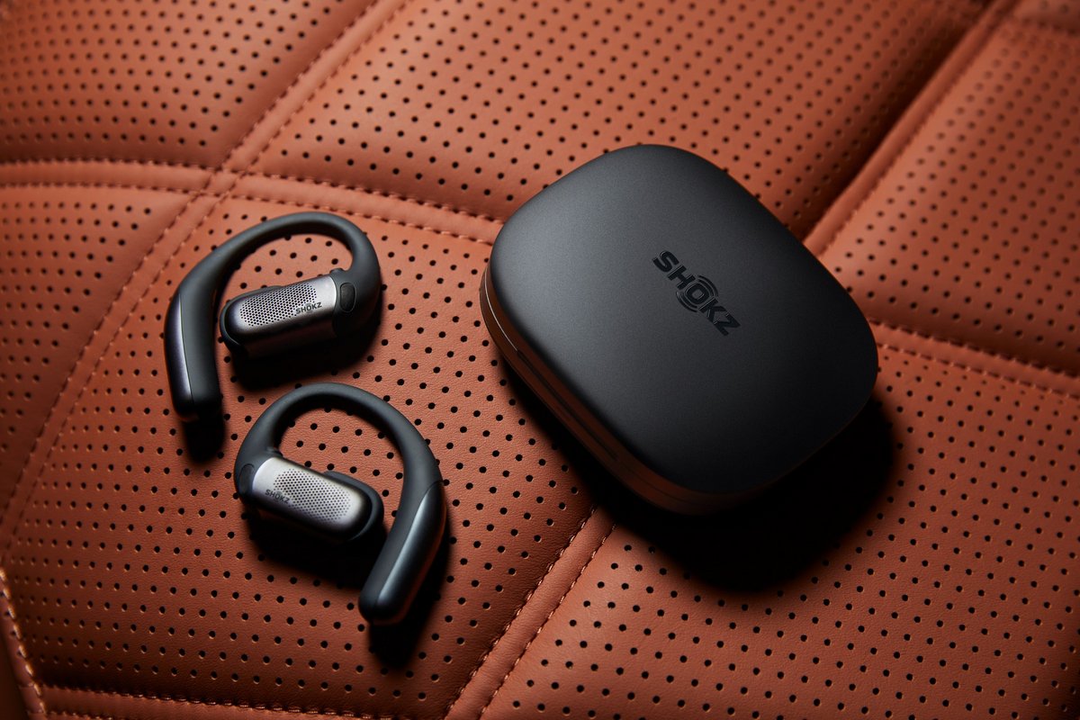 Les écouteurs OpenFit Pro et leur boîtier de transport. ©Shokz