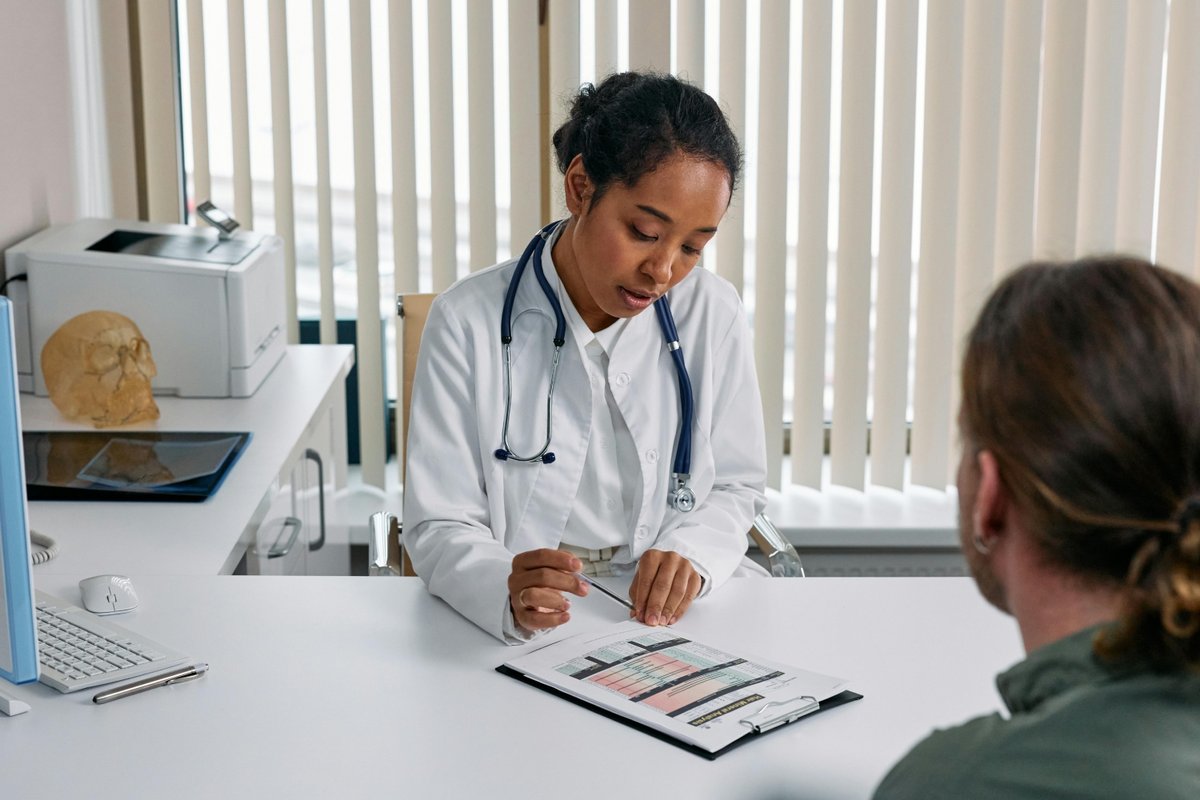 L'outil permet aux médecins de transcrire automatiquement leurs échanges avec les patients © cottonbro studio / Pexels