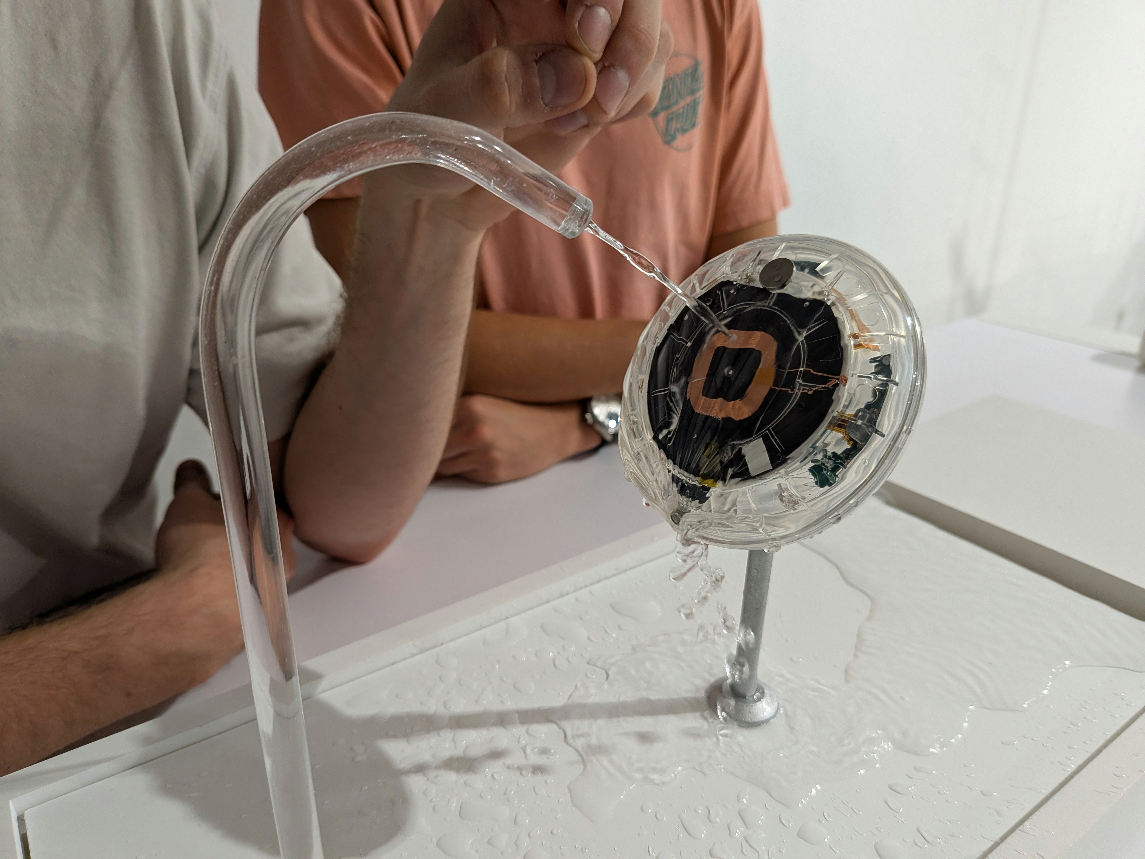 Le dispositif de collecte des urines. Celles-ci sont aspirées (et filtrées) par le bas de l'appareil et le trop-plein est automatiquement rejeté. À la fin d'un cycle, de petites pompes péristaltiques continuent de tourner pour évacuer le liquide restant dans les tuyaux. ©Nicolas Guyot pour Clubic