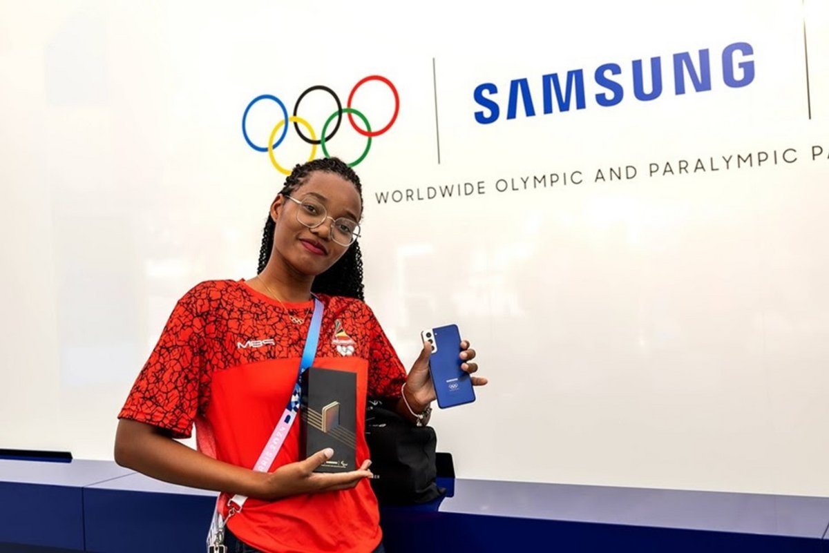 Deizy Nhaquile, athlète de l'équipe du Mozambique, montre son Samsung Galaxy Z Flip6 Olympic Edition et son S21 5G Olympic Games Edition des Jeux olympiques de Tokyo © Samsung