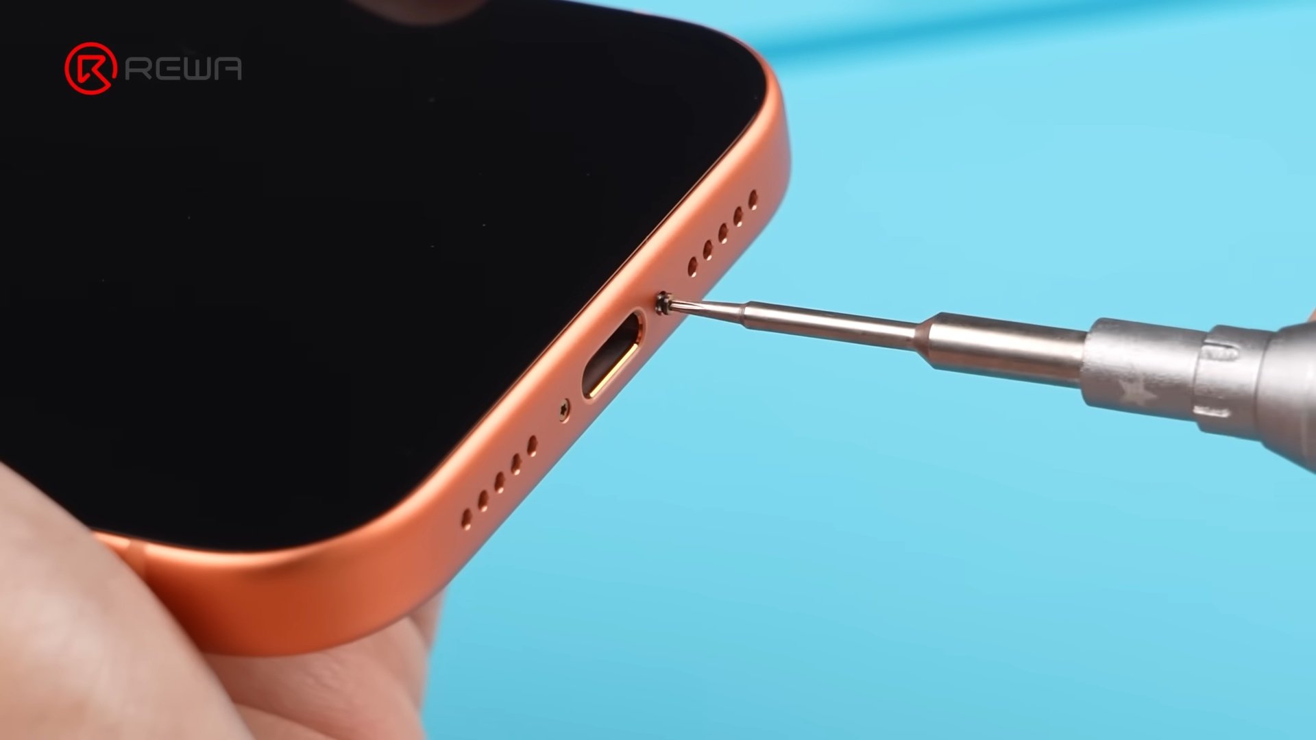 Le nouveau haut de gamme d’Apple accueille enfin les tournevis avec bienveillance. La colle recule, les interventions gagnent en clarté et en sérénité.