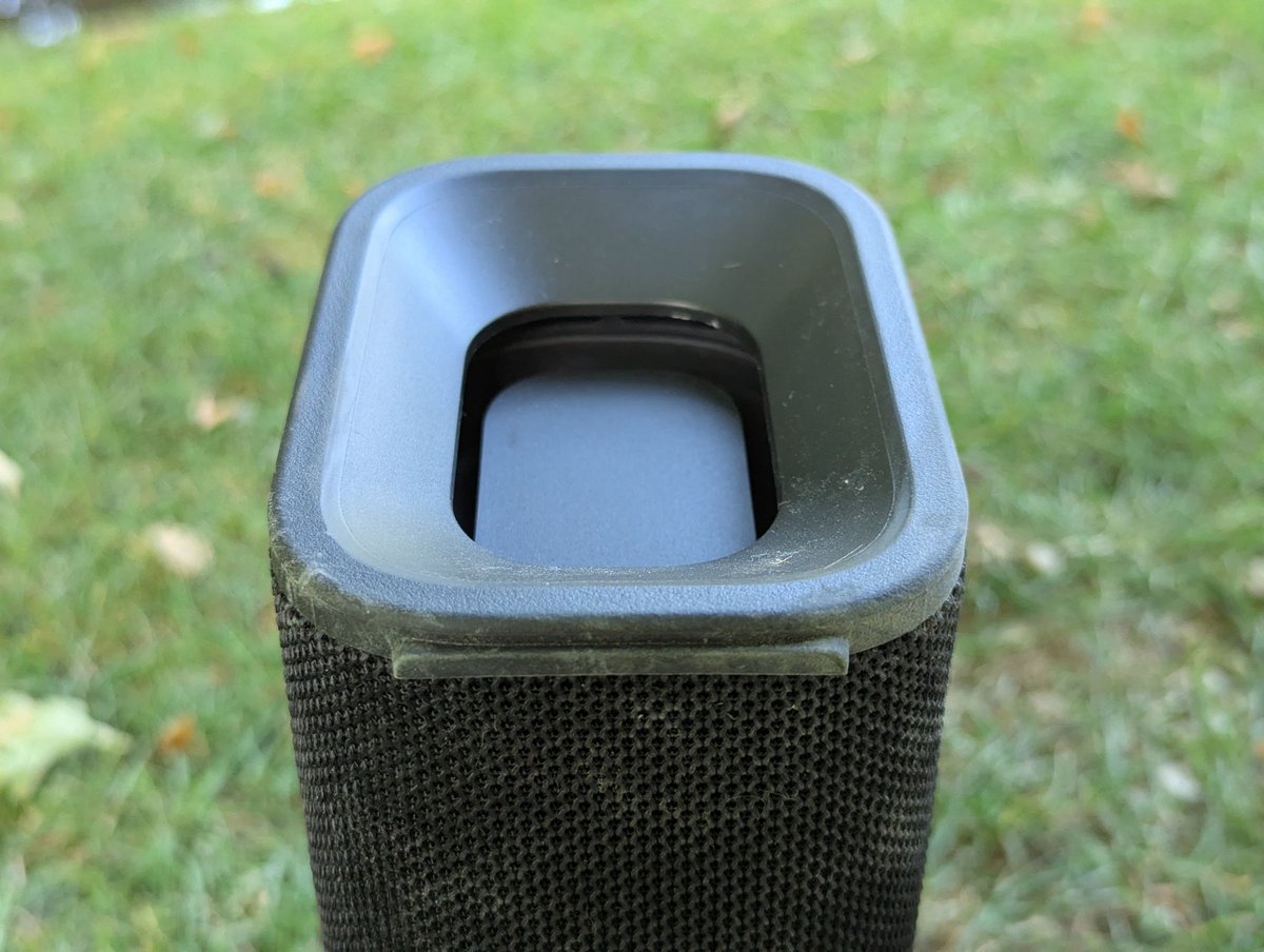  Arme indispensable pour les enceintes portables, les radiateurs passifs sont ici plutôt bin gérés, mais pas parfaits pour autant ©Guillaume Fourcadier pour Clubic